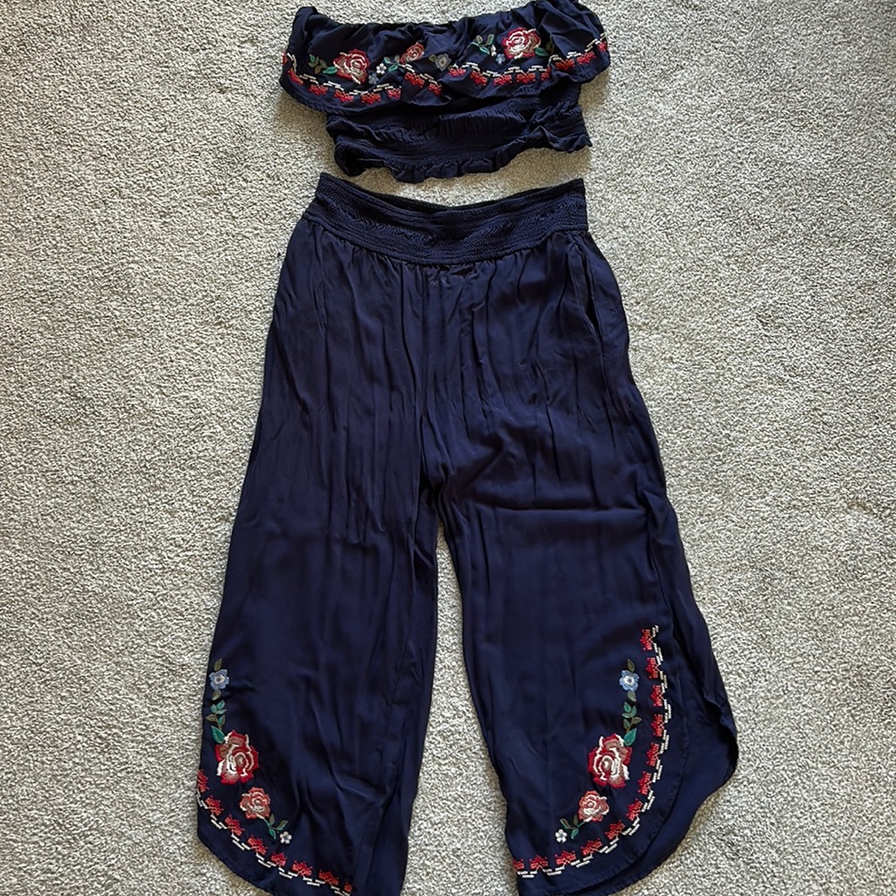 Xhiliration 2 - piece outfit. Floral design - size M.
